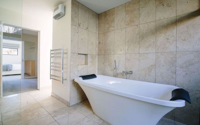 Clutha Place - Sleeps 8 - Lake Views - Balcony