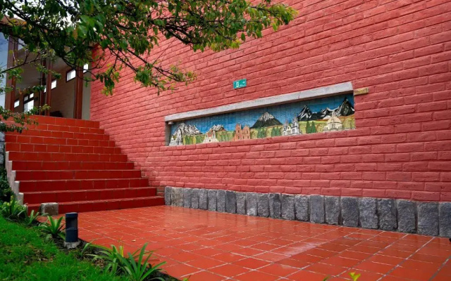 Quindeloma Art Hotel And Gallery