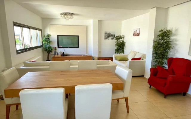 Beautiful 2-bedroom condo in the heart of Tel Aviv