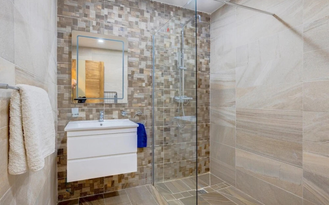 Modern 1BR Apartment in Central St Julian s