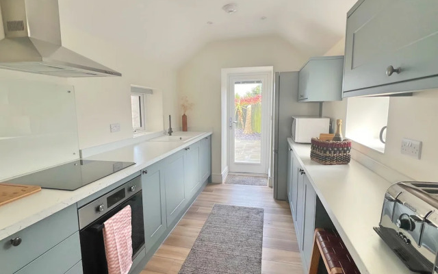 Charming 3 Bed Townhouse Near Llanddwyn Beach