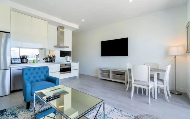 Spacious 1BR 1bth Apt w Rooftop Pool Near Beach