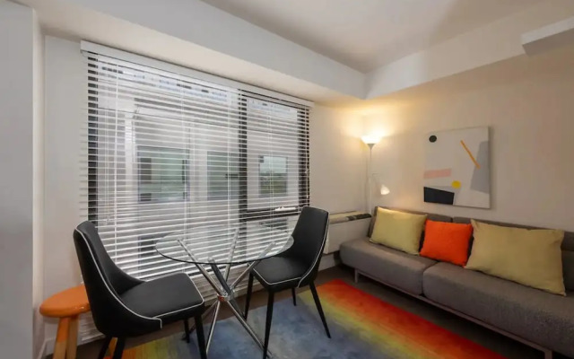Well Located 1bed Unit in Near Albert Park w/ Gym!