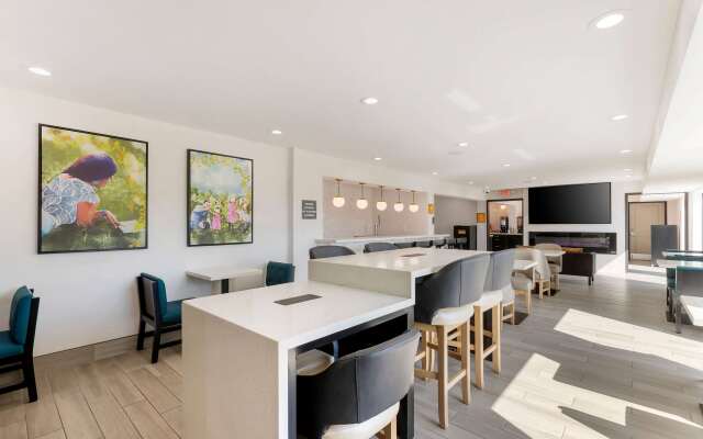 La Quinta Inn & Suites by Wyndham Des Moines West Clive