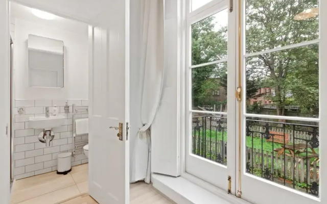 Refined, Light 1 Bed Apt w Balcony in Brixton