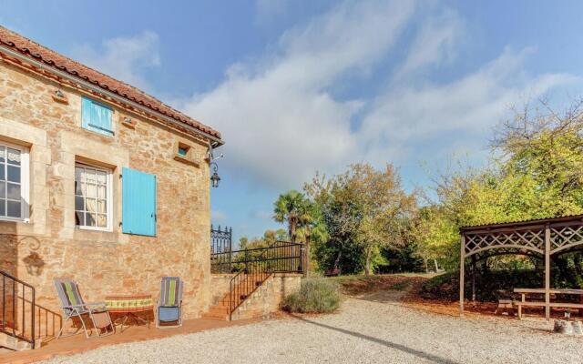 Authentic Holiday Home in Puy-l'evêque With Swimming Pool
