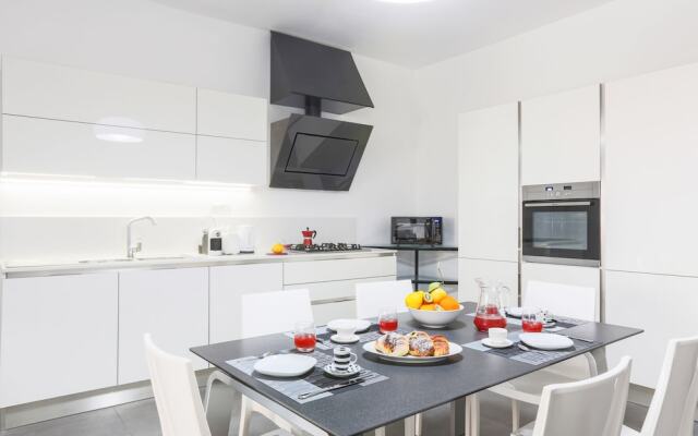 Modern spacious apartment with terrace, balconies, solarium & gym