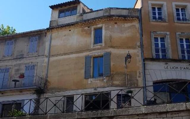 Studio avec terrasse sur l'Amphithéatre (arènes)