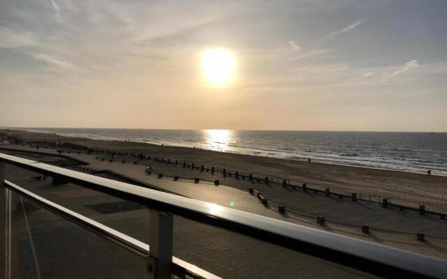 Luxury Seaview Apartment with free private garage