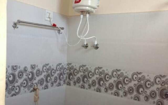 Iroomz Royal Inn
