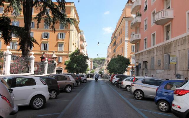 Walk to the Colosseum From Your Family Apt