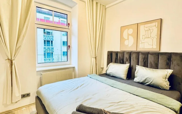 Spacious 7BR Apartment Prime Location