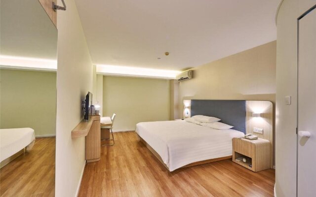 Hanting Express Chongqing Rongchang Pedestrain