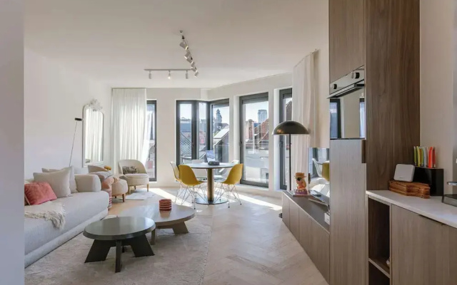 The Sassy Summit - Chic Comfort Views Good Vibe