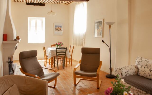 Quaint Holiday Home in Rustrel With Swimming Pool