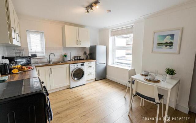 Quirky Newly Renovated Central Apartment with Parking