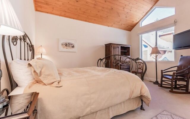 Mammoth Gateway Village # 8