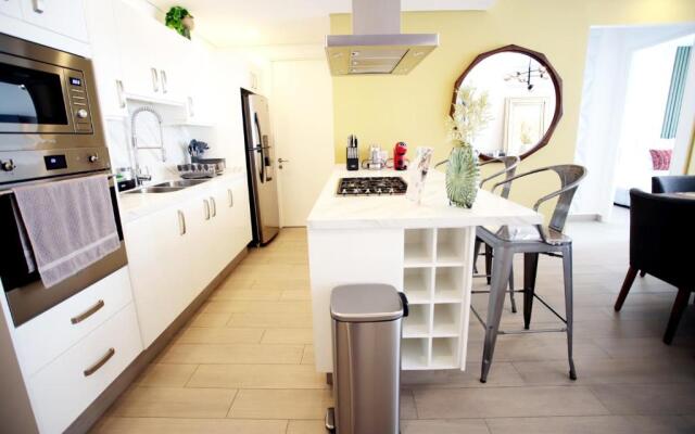 RealLuxe Stylish apartment with pool and gym