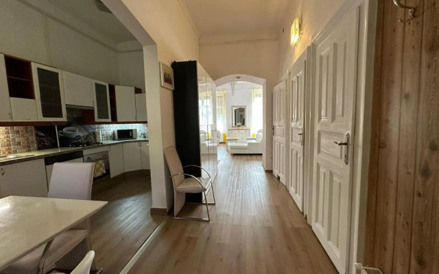 Park Danubes view central market Budapest