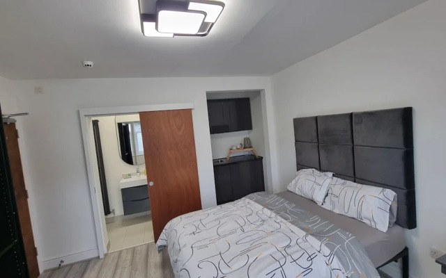 St Albans Stylish Suite With Kitchenette