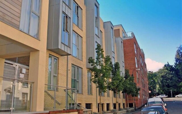 2 Bedroom Apartment With Private Parking in Bristol