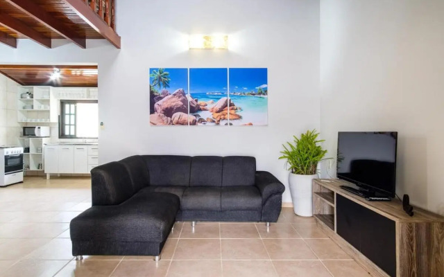 Bh 12: Casa Com Piscina, Perfeita E Bem Localizada!!!