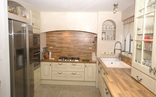 Lavish Villa in Mouans-sartoux With Sauna