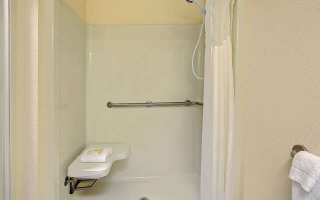 Days Inn & Suites by Wyndham Hickory