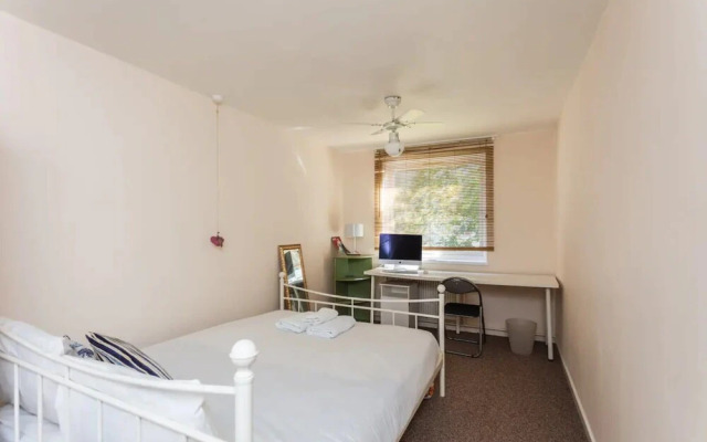 Homely 2 Bedroom House in Kennington With Garden