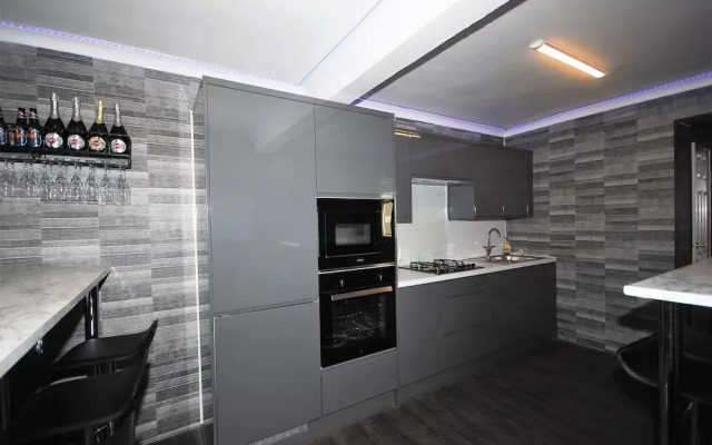 Relaxing Getaway With Hot Tub & Sauna Sleeps 6