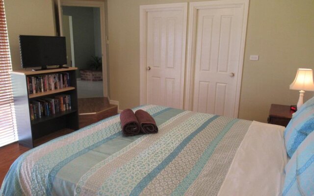 Albany Holiday House