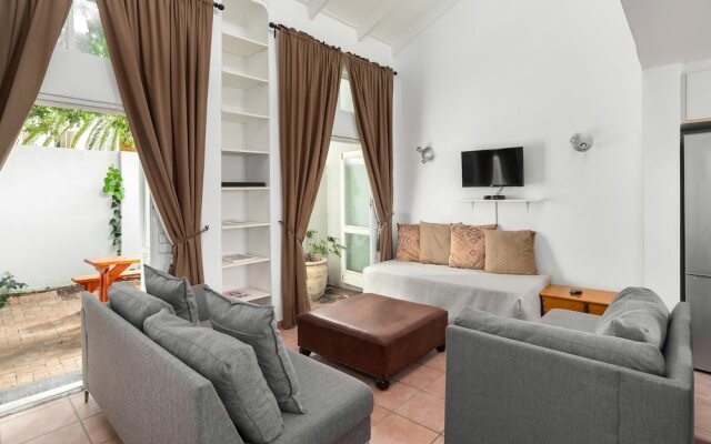 Courtyard on Higgo 6