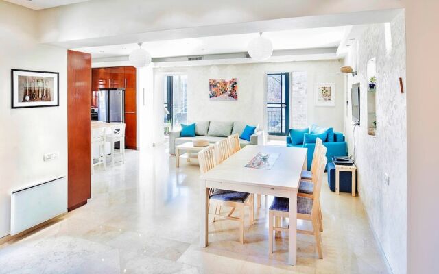 Elegant And Inviting - Greekgerman Colony