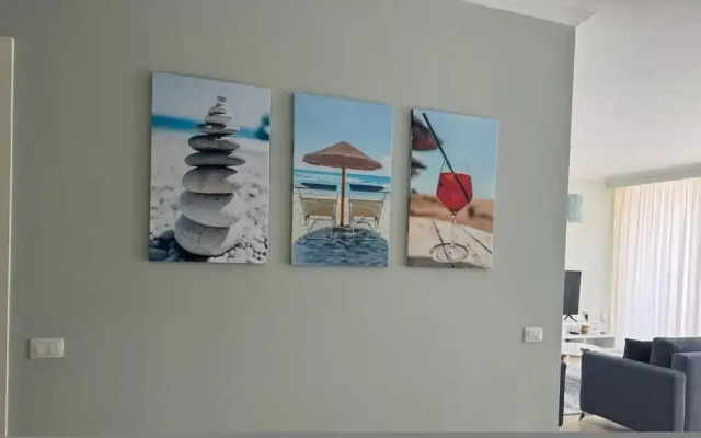 Sunny Coastal Getaway Green Coast