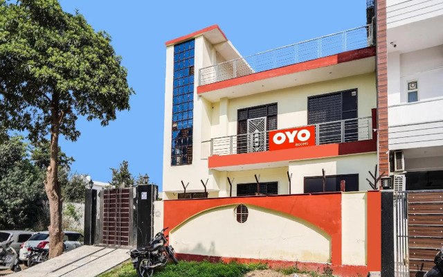 OYO Flagship 70329 Hotel Expo Golf Link