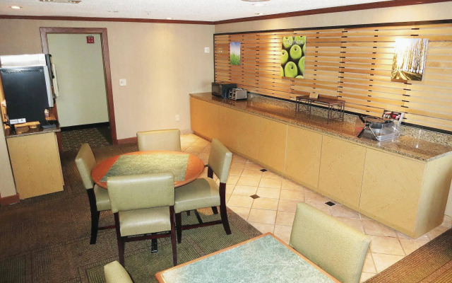 La Quinta Inn Milwaukee West Brookfield