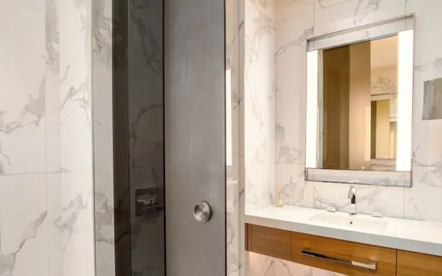 Posh 2 BR in Address Opera Mall Access