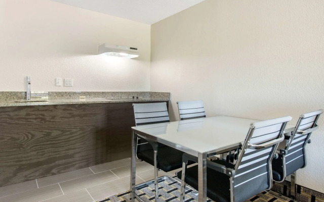 Clarion Inn & Suites Kissimmee-Lake Buena Vista South