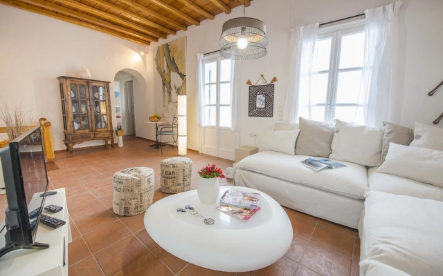 Mykonos Psarrou villa for 18 persons by VillaRentalsgr