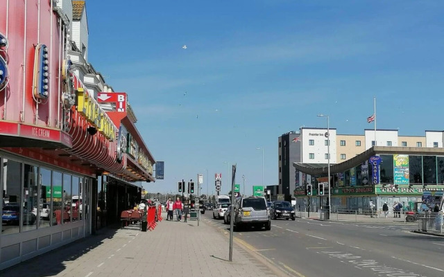 Beach Apartment - Sleeps 4, Garden & Parking