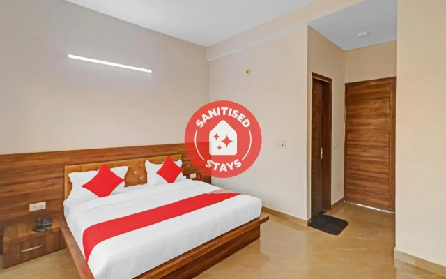 OYO 87366 Hotel Safari Inn