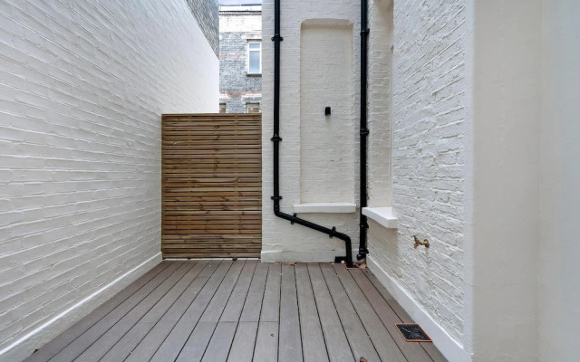 Stylish Earl's Court Studio Plus Patio