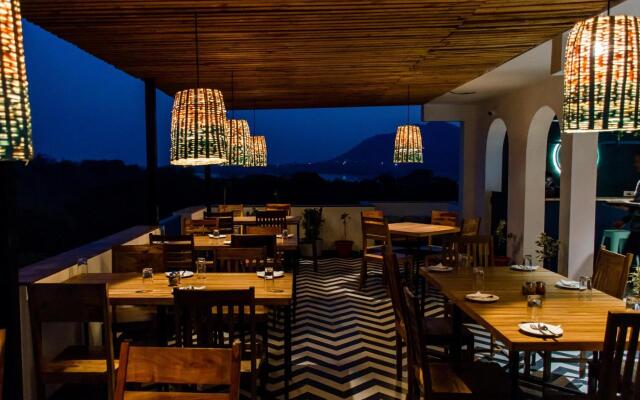 Casa Blanca LakeCity