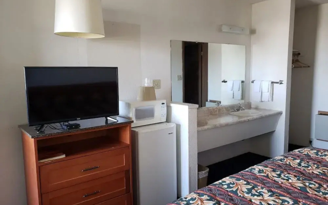 Oasis Inn & Suites