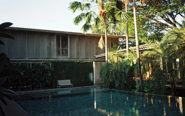 SUNKISS pool.bed.cafe