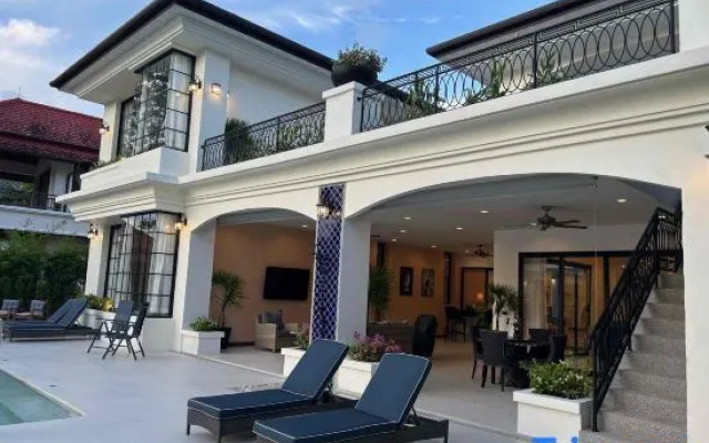 Villa Viola 7 Bedroom, Fully Staffed, on the Golf Course