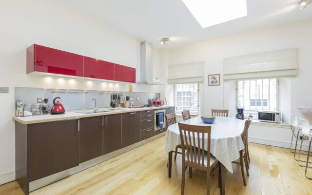 401 Chic and Cosy 2 Bedroom Apartment Just Minutes Away From George Street and Princes Street