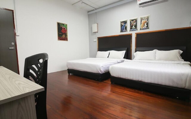 Comfortable Family Room for 4 People in Kuching With Ac - Amida Point Services