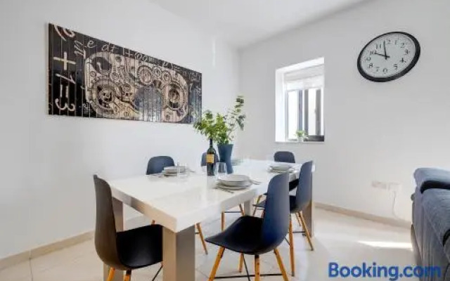 Seaside Bliss 3BR Holiday Apartment Sliema