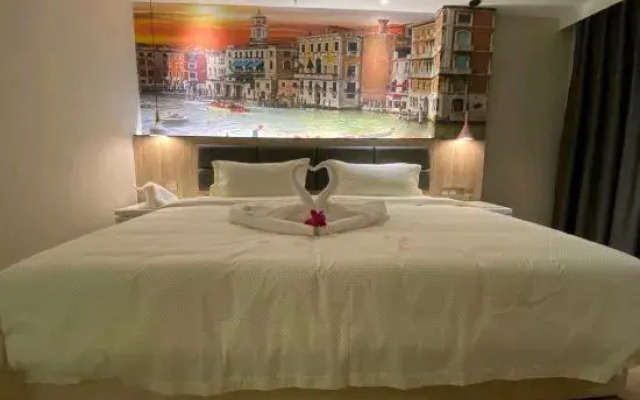 Yuefeng Hotel (Maoming Dianbai West Lake Park)